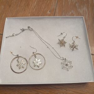 Elegant Silver Snowflake Jewelry Set